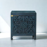 Table de chevet 3 tiroirs à motif floral sculpté à la main, couleur indigo | Table de chevet 3 tiroirs à motif floral sculpté à la main